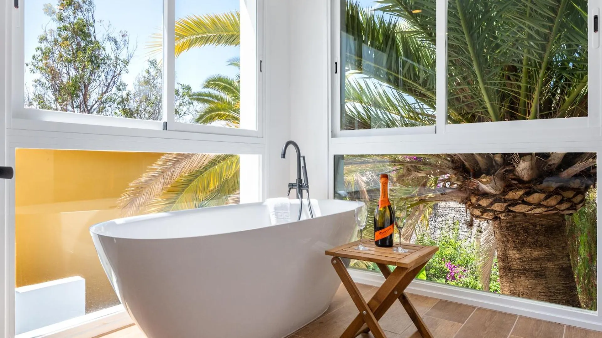 Gs Luxury Villa With Stunning Views And A Solarium In Arona